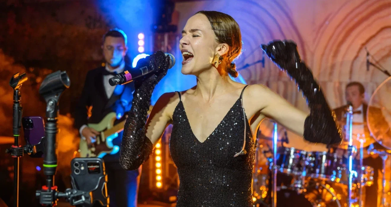 Солистка кавер-группы Крюков Band на корпоративе