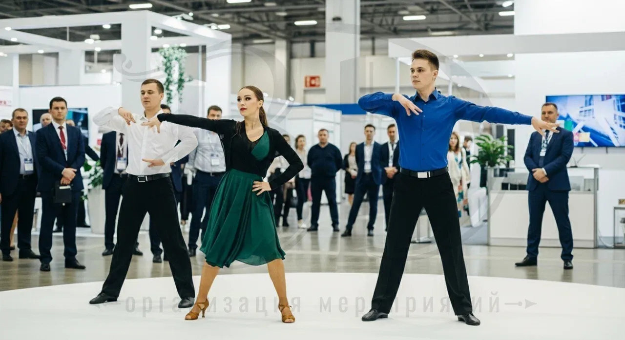 Танцевальное шоу на выставочной площадке