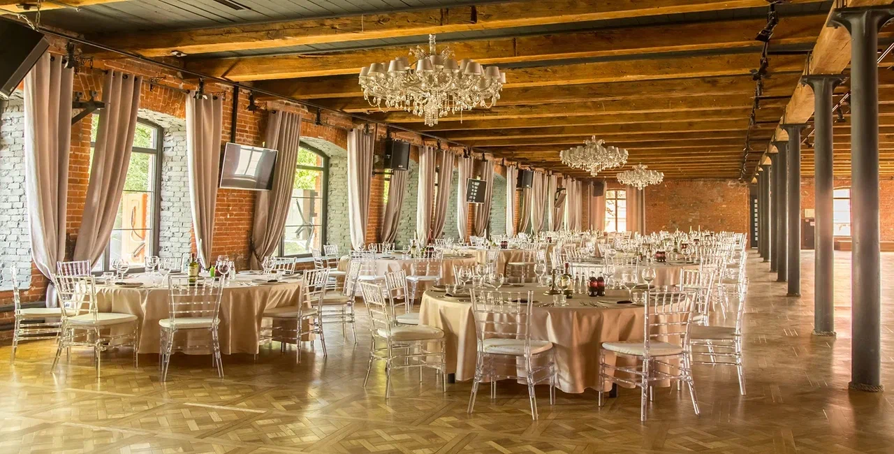 Дизайнерские решения в интерьере банкетного зала в Rochdale Hall (Москва)