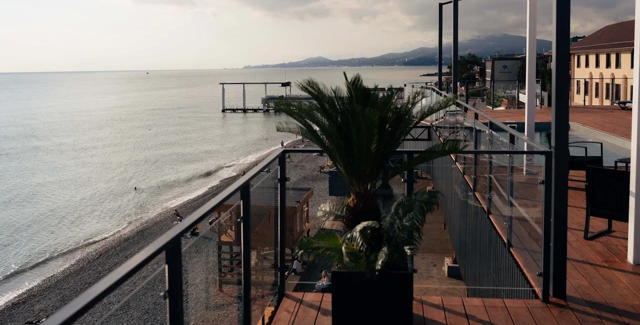 Вид на море в Баре на крыше отеля Grace Лазурь в Сочи