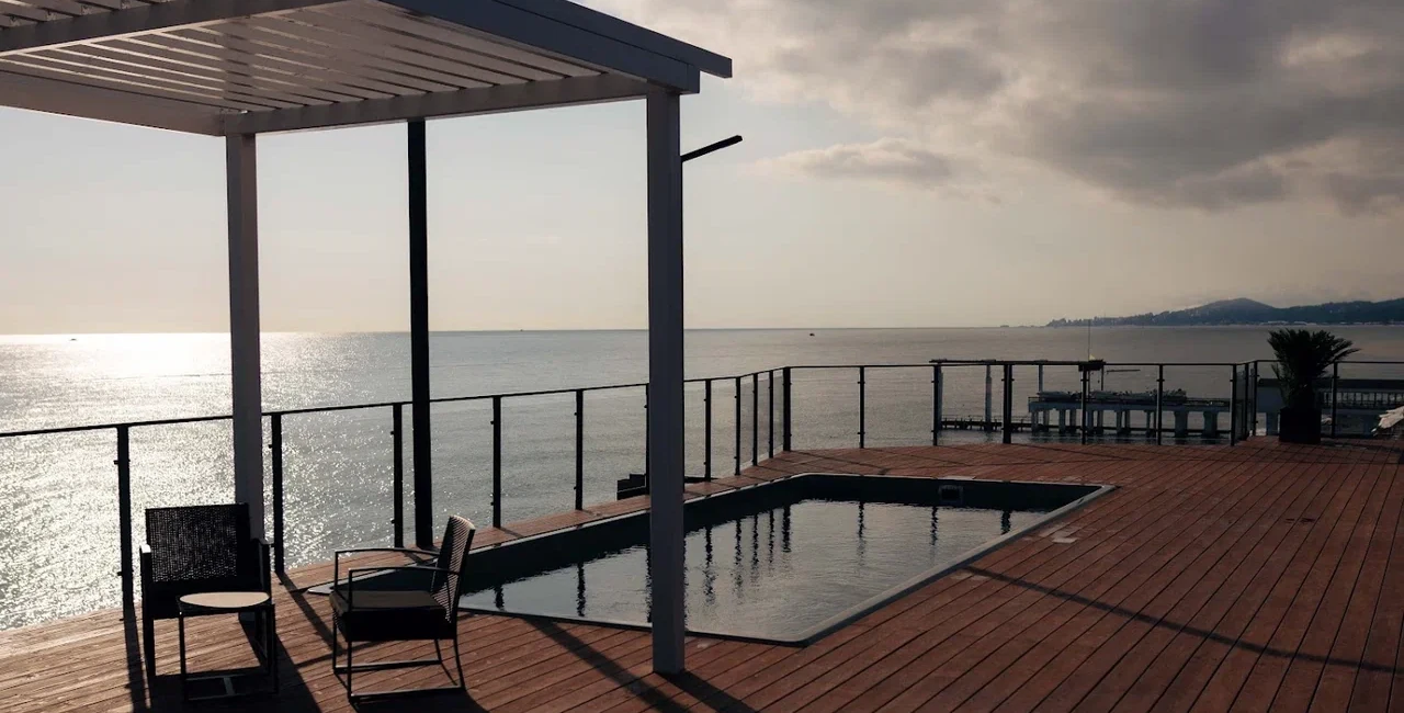 Бассейн под открытым небом в Баре на крыше отеля Grace Лазурь в Сочи