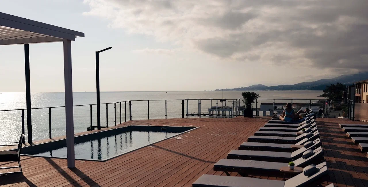 Шезлонги для отдыха в Баре на крыше отеля Grace Лазурь в Сочи