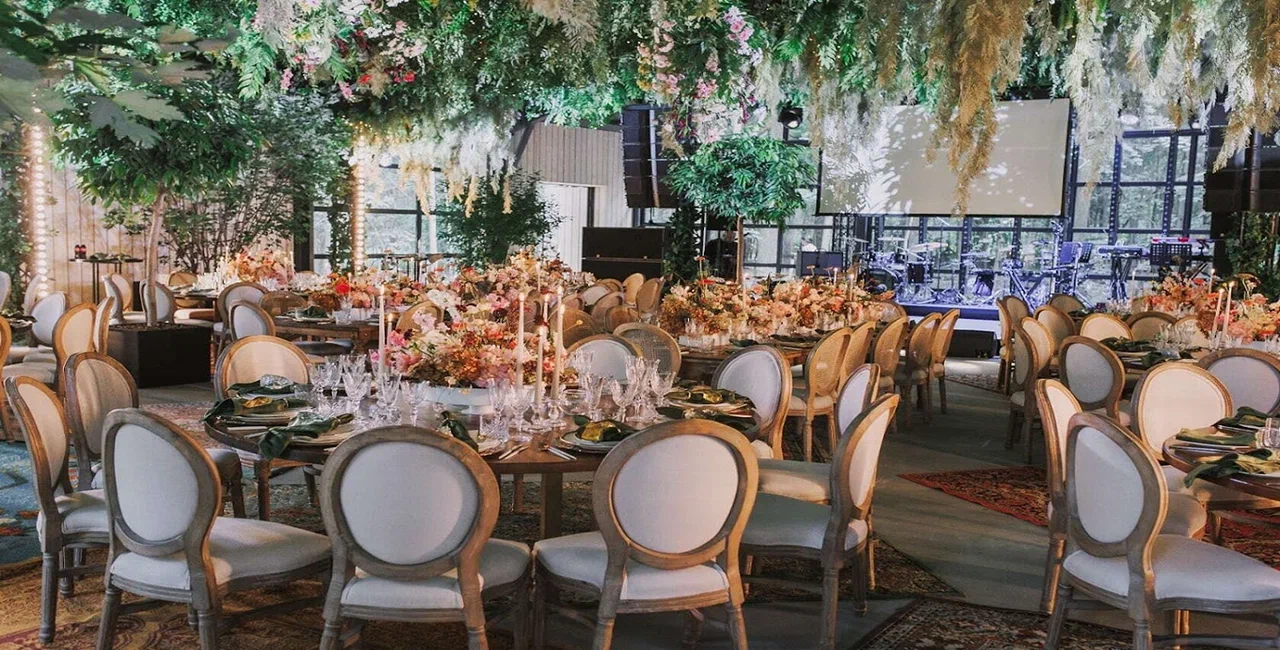 Дизайнерские решения в интерьере большой веранды Загородного комплекса HIDE (Подмосковье)