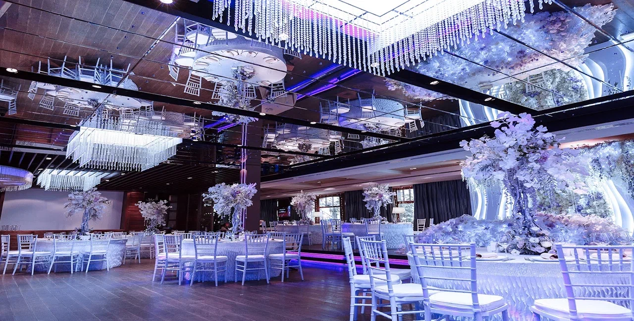 Дизайнерские решения в интерьере основного зала ресторана Светлый (Москва)