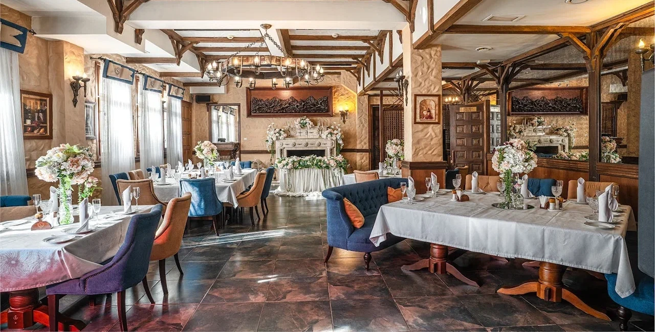 Пространство для банкета в ресторане Добрый Мерлин бутик-отеля Вилла Анна (г. Сочи)