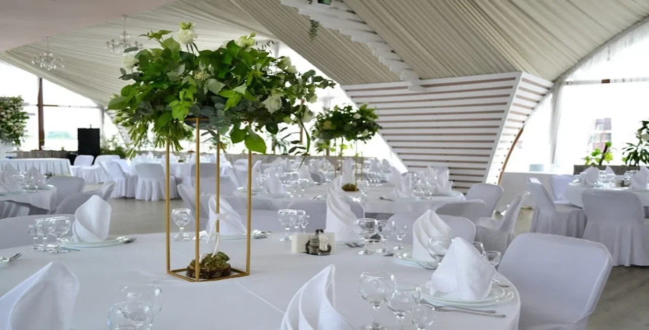 Обстановка внутри площадки: ресторан Причал в яхт-клубе Адмирал (Московская область)