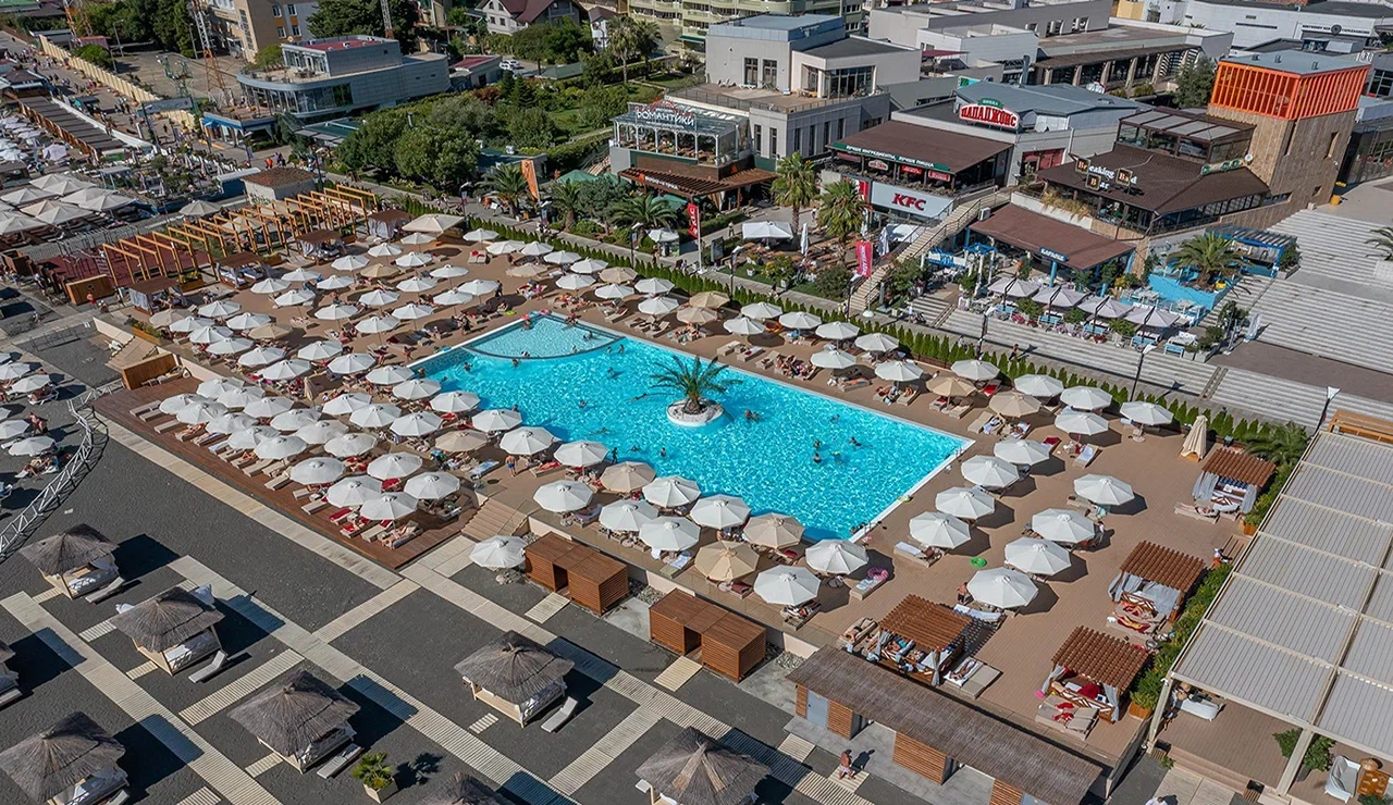 Пространство для летней вечеринки в ресторане Veranda (РК Мандарин, г. Сочи)