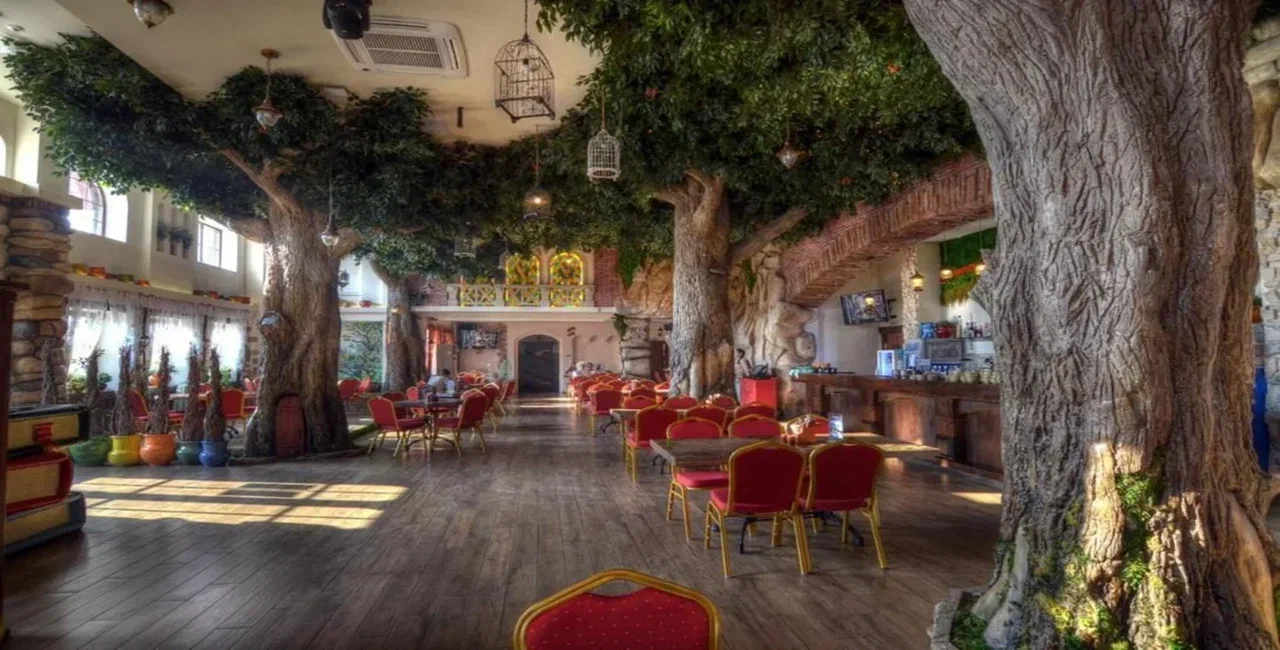 Пространство для банкета в ресторане Волшебный сад (г. Сочи)