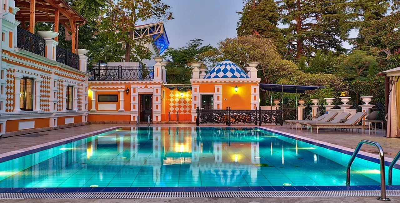 Бассейн в Усадьбе Хлудова в Сочи: пространство для мероприятий под открытым небом