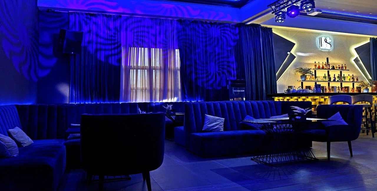 Дизайнерские решения в интерьере зала-ресторана в PlutuS Resto Club (Сочи)