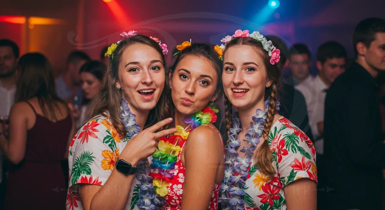 Отличное настроение гостей на гавайской вечеринке