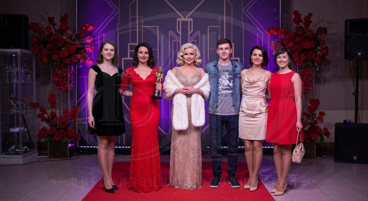 Гости мероприятия в стиле Голливуд на красной дорожке