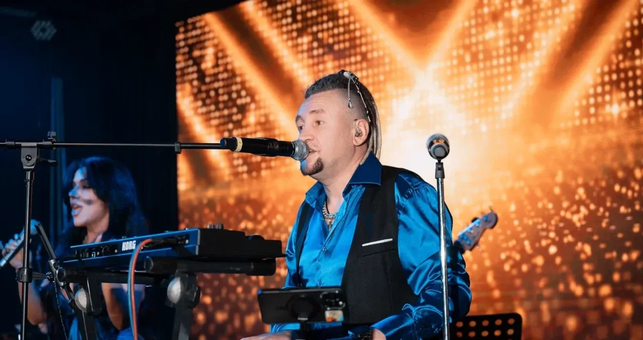 Клавишник кавер-группы ROYAL DRIVE BAND на корпоративе для 3S Group