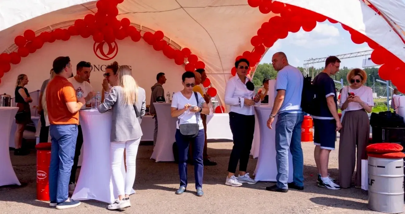 Гости на финише автопробега Dongfeng