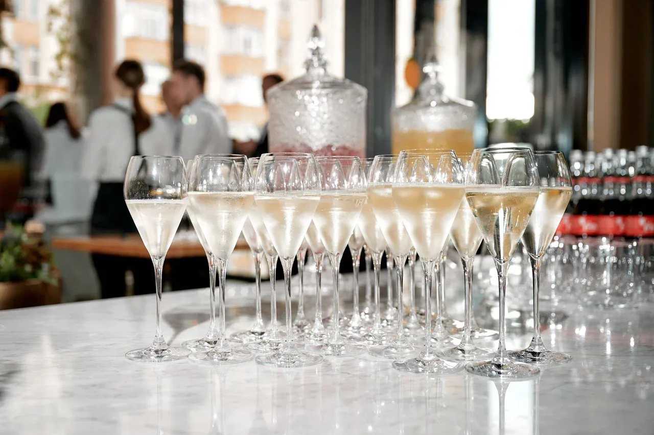 Welcom-зона с шампанским на корпоративном мероприятии в День строителя 2025