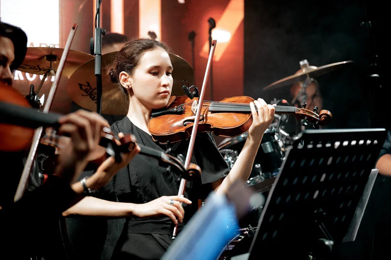 Звуки скрипки в выступлении оркестра на корпоративном мероприятии в День строителя 2025