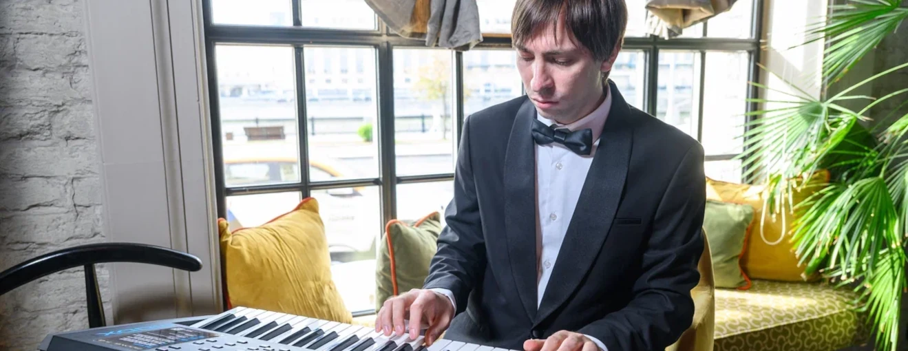 День строителя: фоновая музыка на welcome-зоне