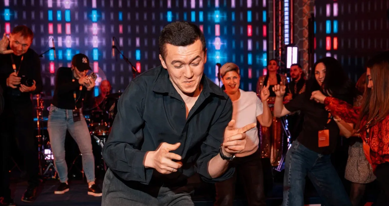 Танцующие участники конференции Эвотех