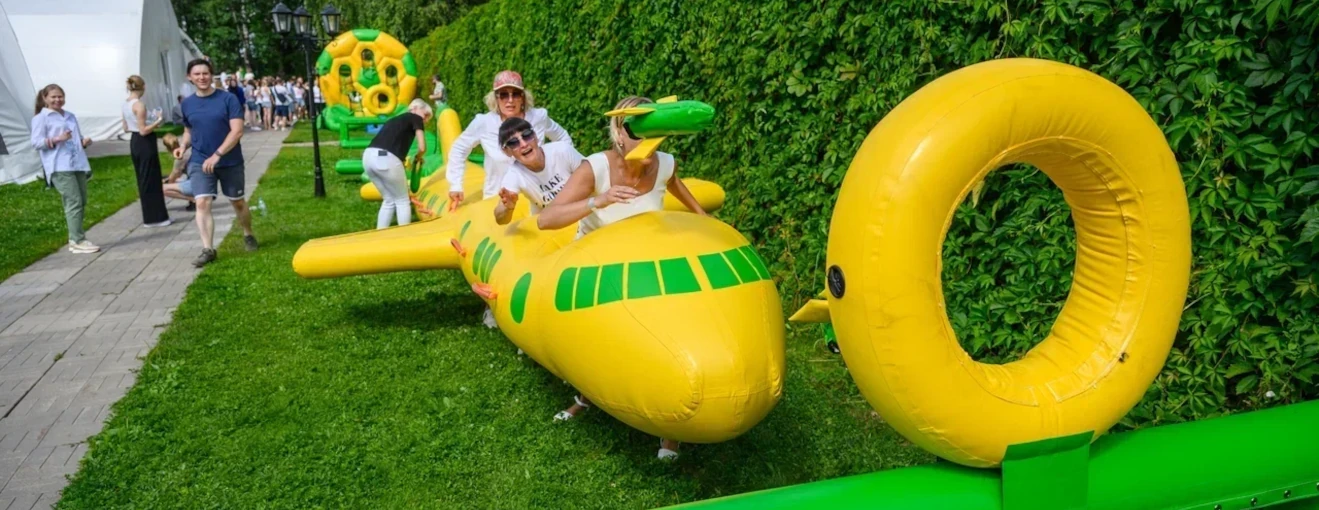 Family Day для компании АЛРОСА: надувные аттракционы в виде самолёта
