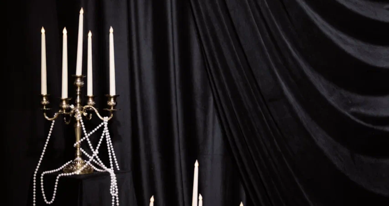 Подсвечники и канделябры в декоре готической свадьбы