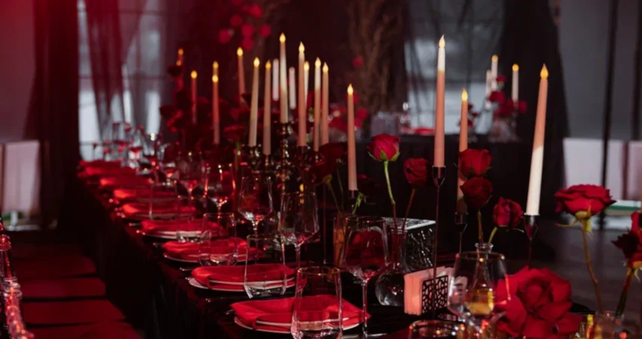 Сервировка столов на свадьбе в готическом стиле