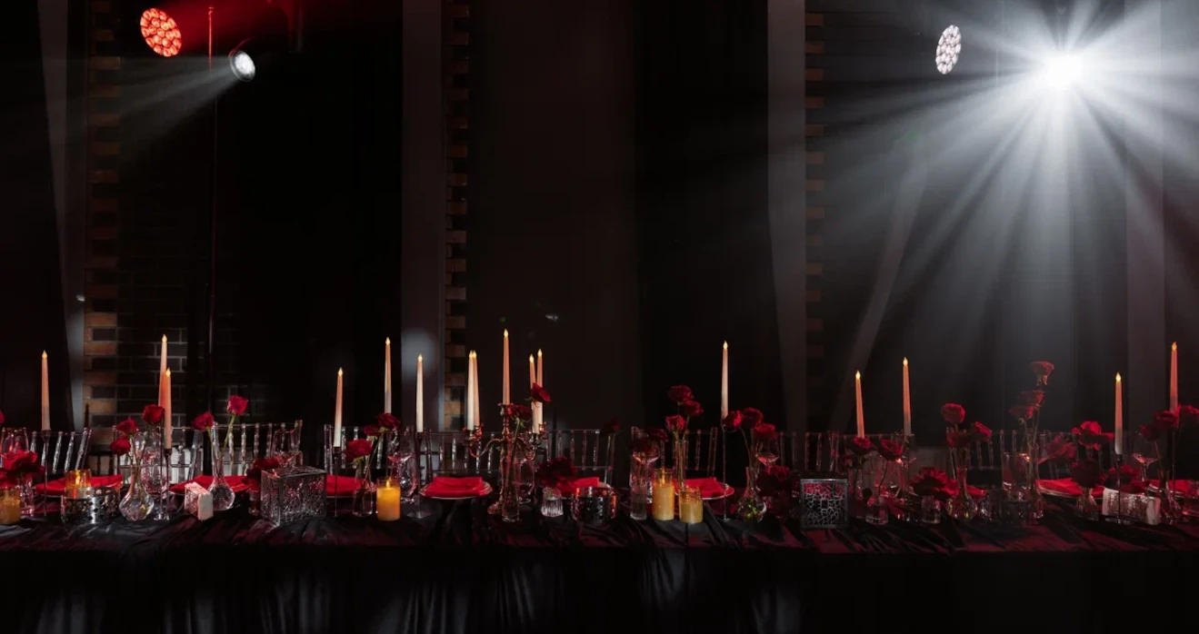 Подготовка к свадебному банкету в готическом стиле: сервировка