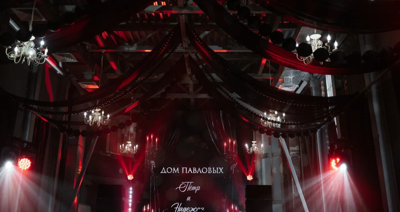 Работа декораторов при подготовке мероприятия в готическом стиле