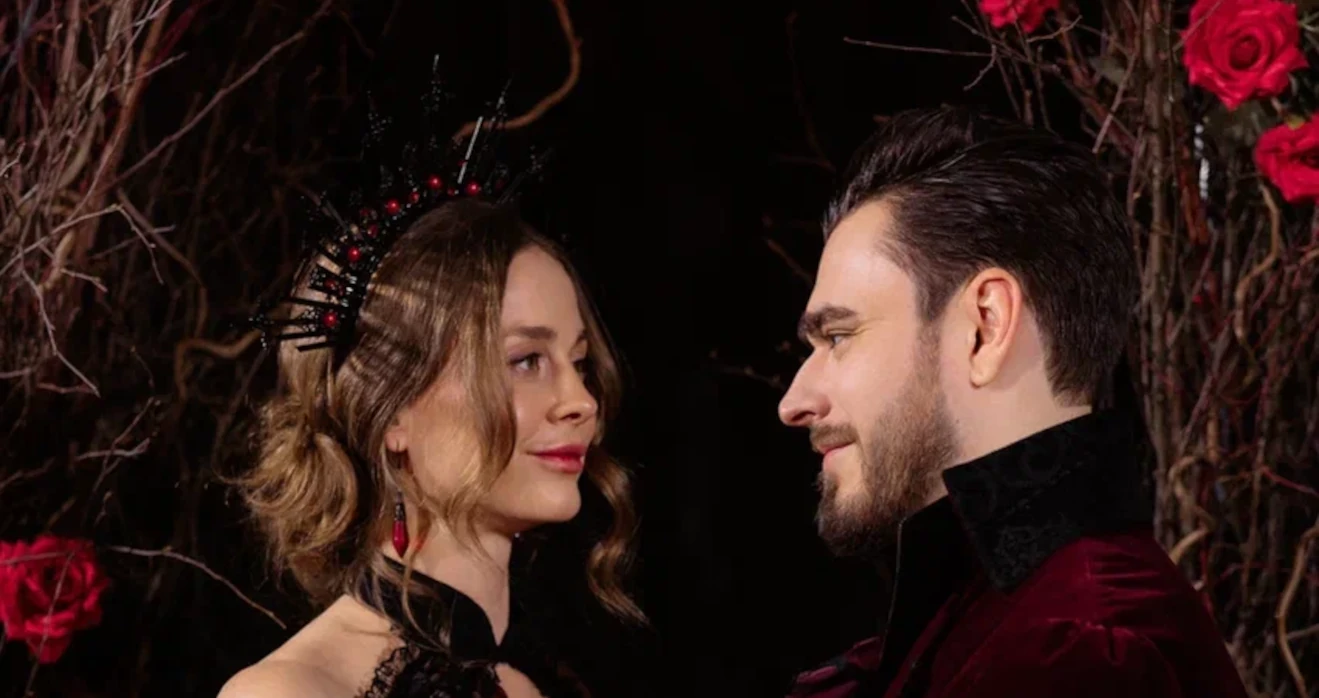 Совместное фото молодожёнов в готических образах