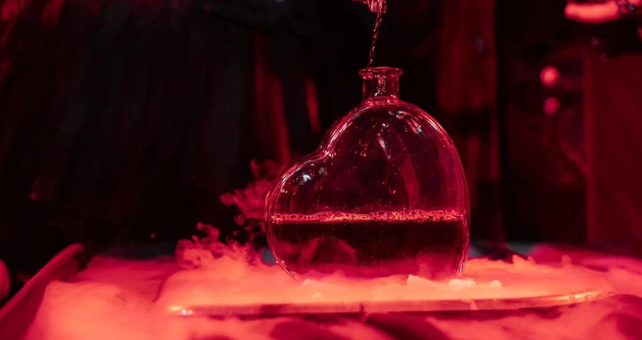 Символический сосуд любви на свадьбе в готическом стиле