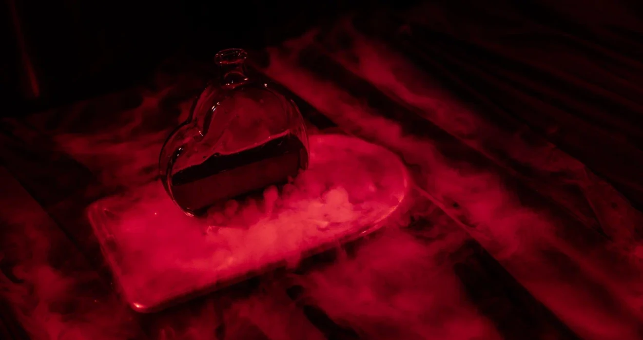 Символический сосуд любви с дымящейся жидкостью в декоре готической свадьбы