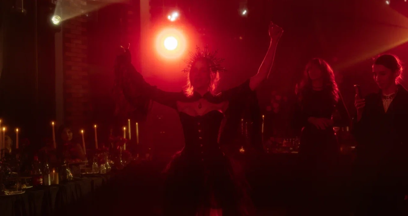 Невеста в корсетном платье на свадьбе в стиле викторианской готики