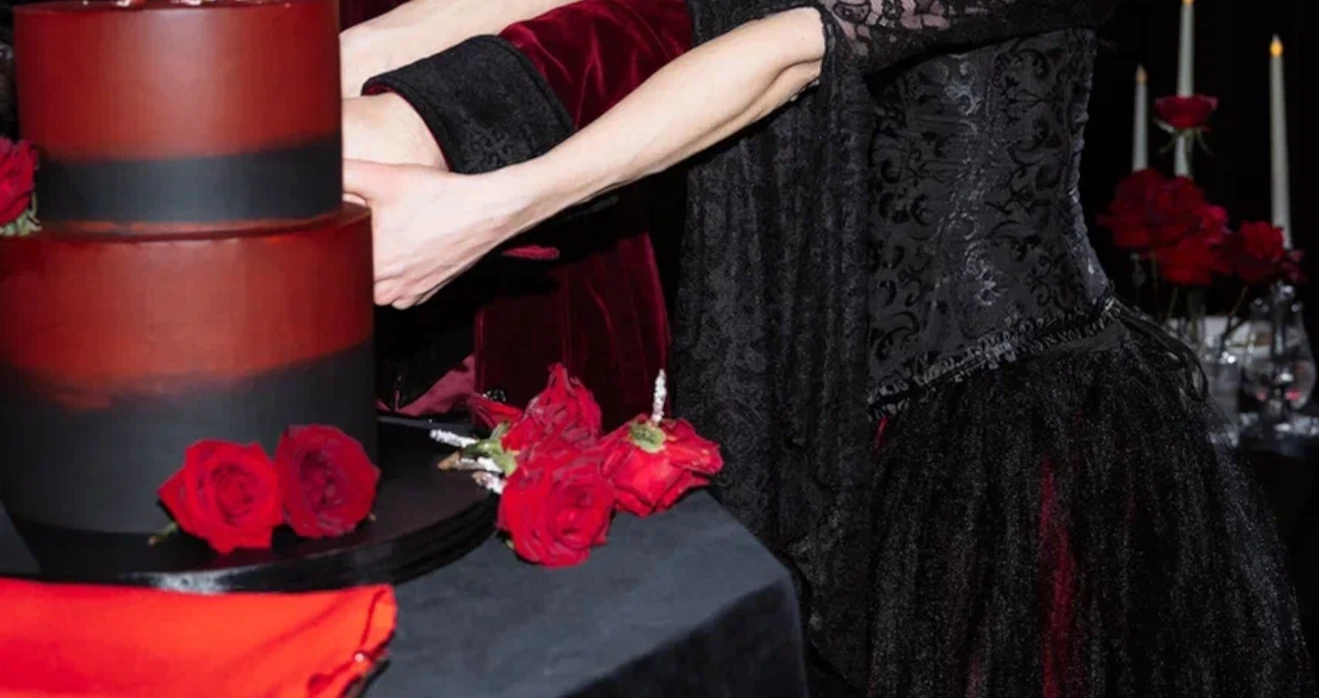 Торт с бордовыми розами на свадьбе в стиле готической love story