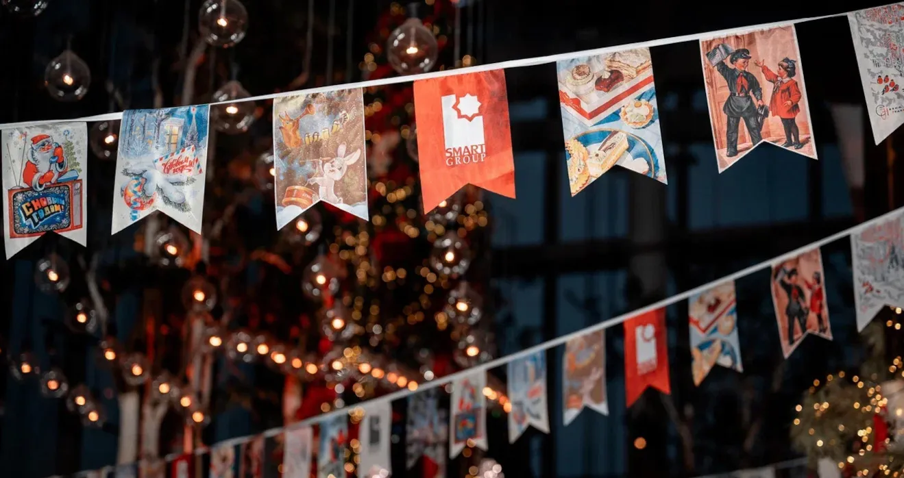 Брендированные флажки в советском стиле в качестве украшения на новогоднем корпоративе