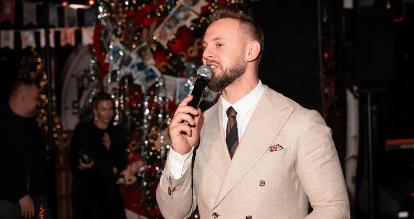 Евгений Дуко - ведущий новогоднего корпоратива в стиле Карнавальная ночь