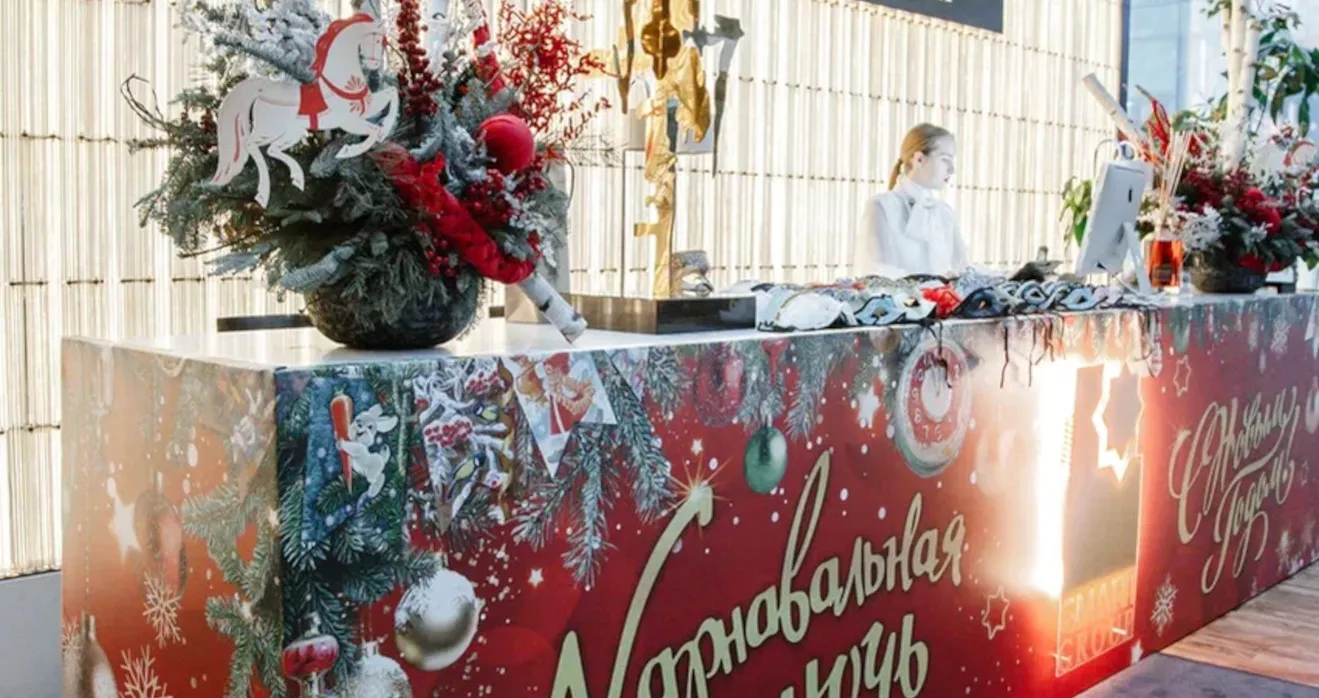 Зона регистрации с брендированным каше в ресторане SIXTY в Москва-CITY