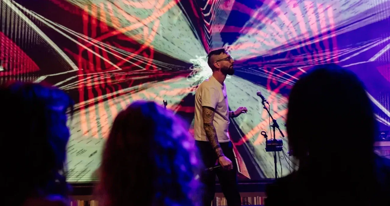 Солист кавер-группы TOFU на вечеринке в финале конференции Malltech