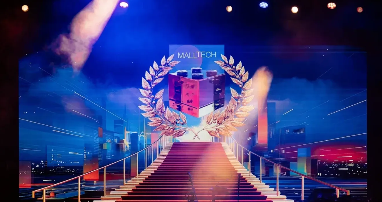 Оформление сцены на конференции Malltech в стиле кинофестиваля