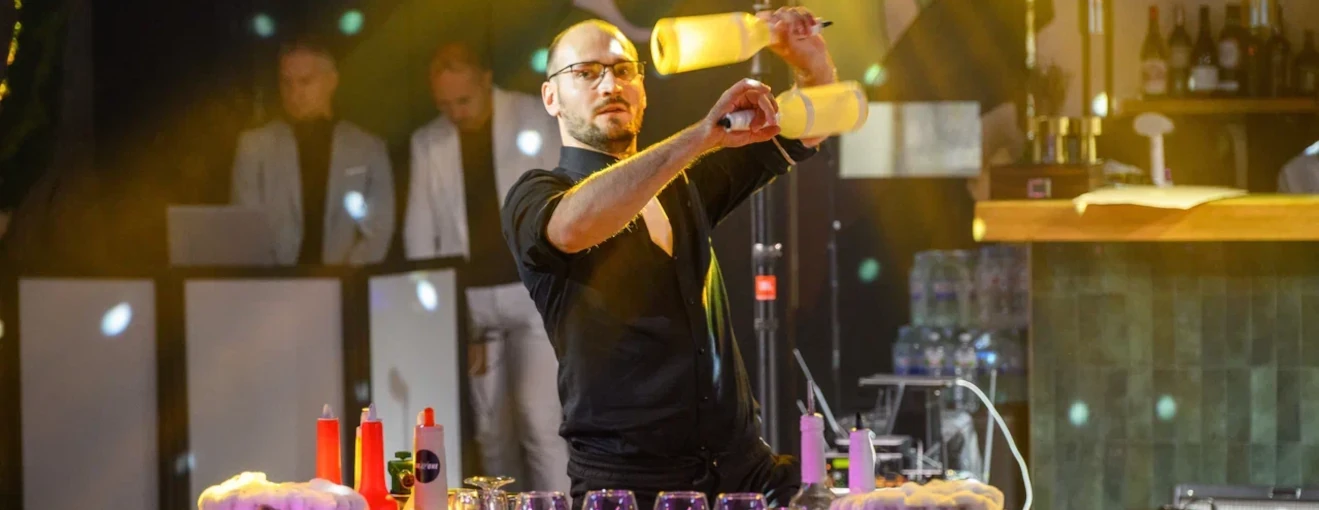 Летний корпоратив для компании КомТрансЮг: бармен-шоу