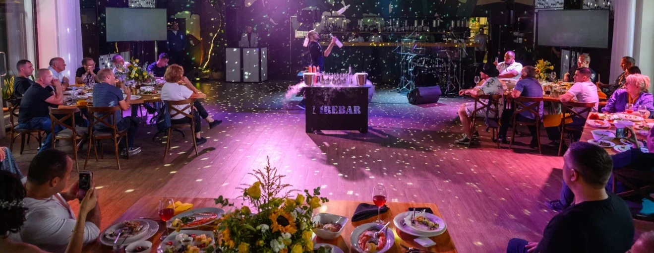 Летний корпоратив для компании КомТрансЮг: гости увлечены трюками бармена