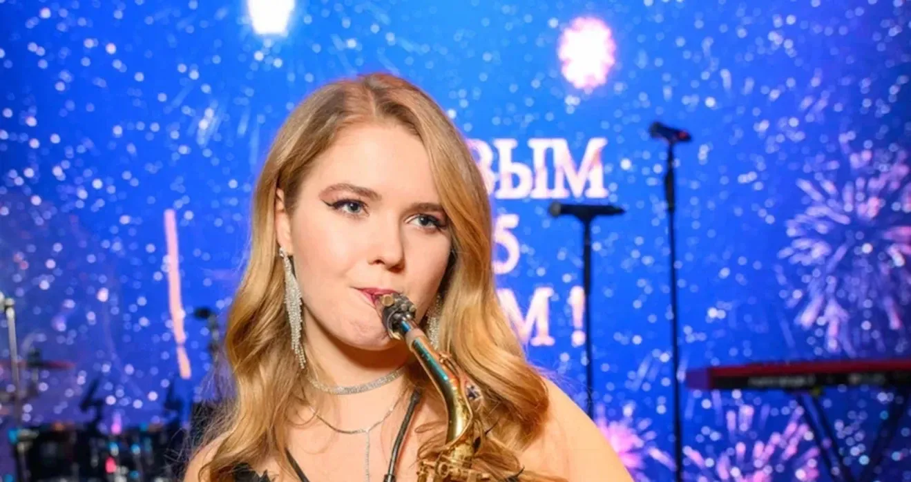 Саксофонистка на новогоднем корпоративе