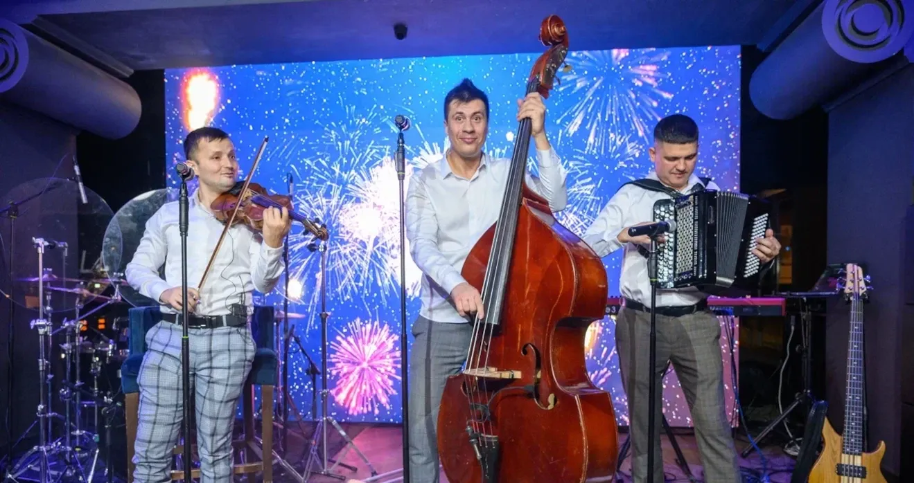 Инструментальный ансамбль на новогоднем корпоративе