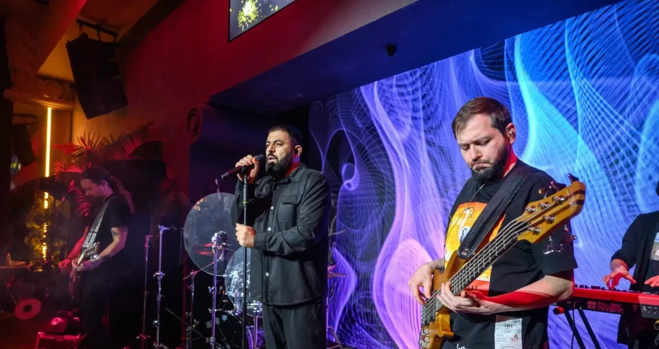 Джаз и поп-исполнитель SEVAK на новогоднем корпоративе