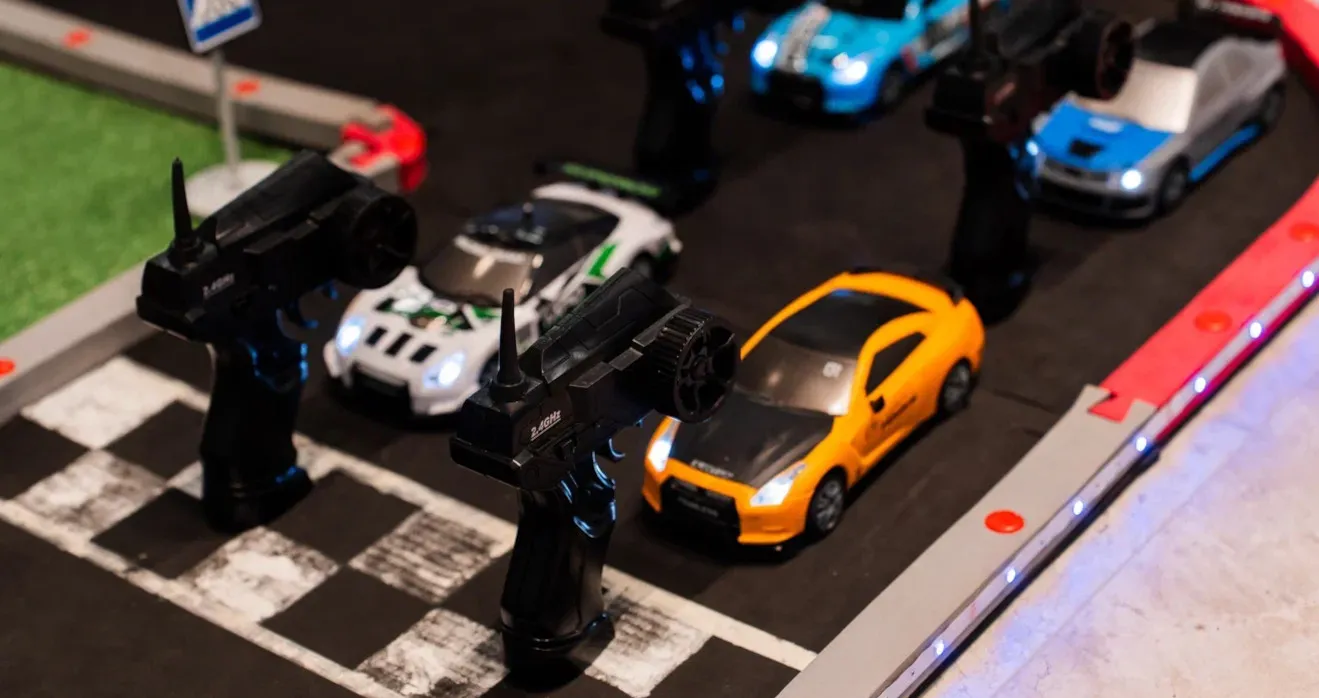 Офисное мероприятие к 23 февраля для сотрудников R-Keeper: гонки на радиоуправляемых машинках