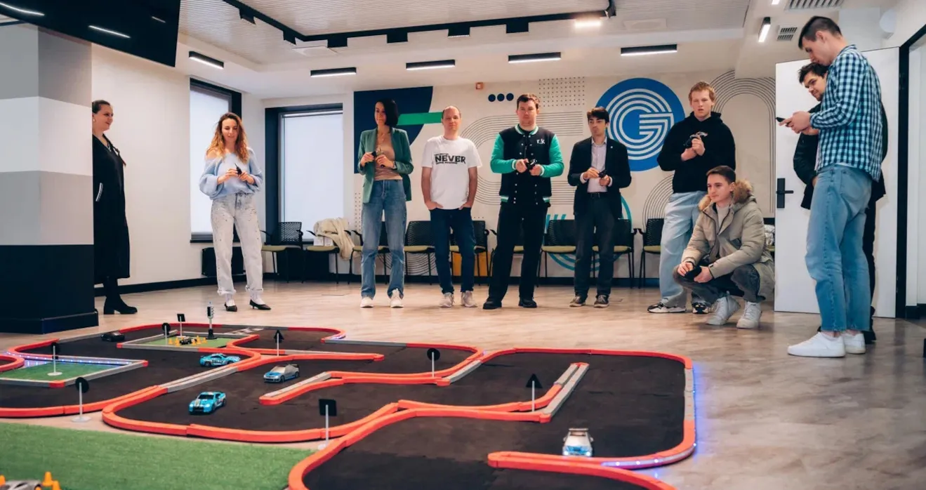 23 февраля в компании R-Keeper: офисное мероприятие с гонками на радиоуправляемых машинках и кейтерингом