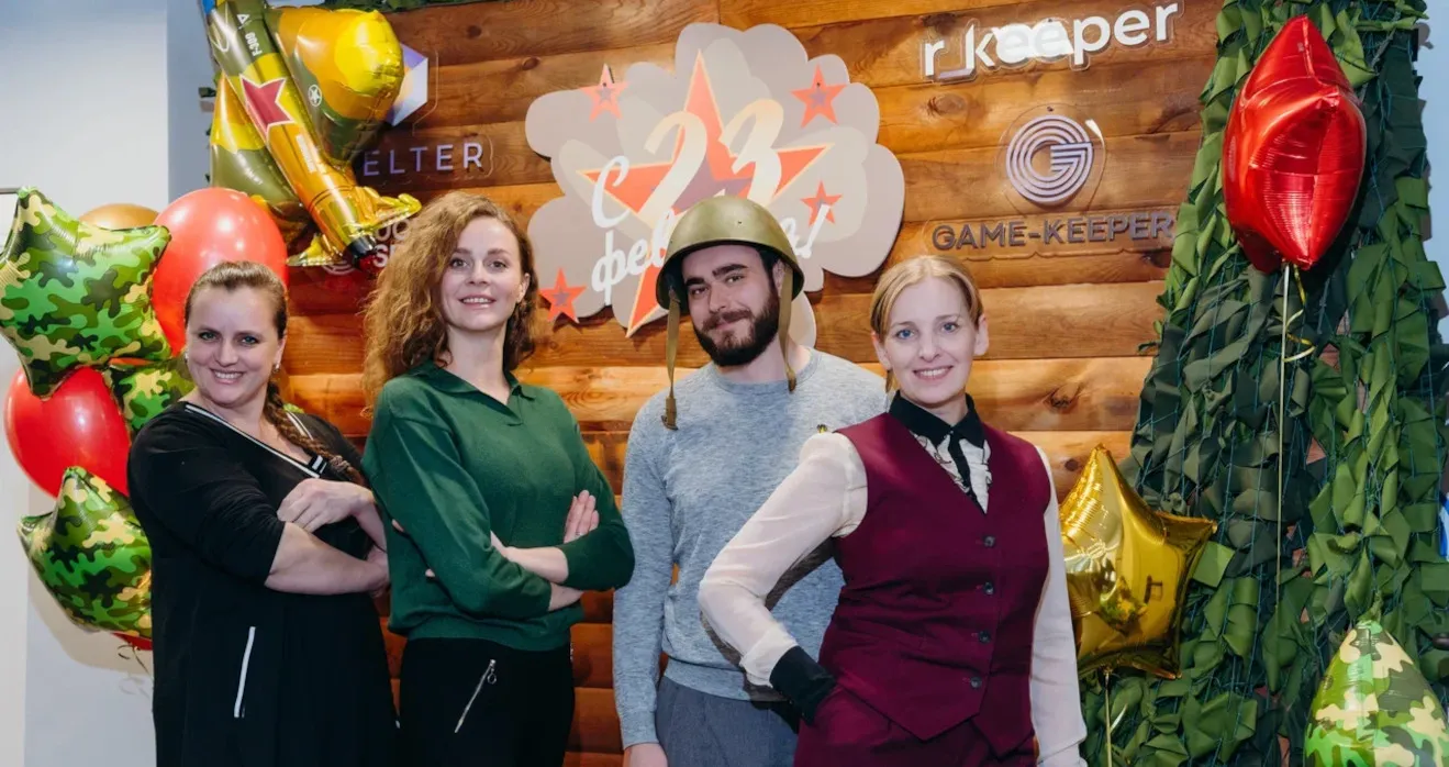 Александра Соснова и Надежда Конышева (на фото слева) лично присутствовали на офисном мероприятии компании R-Keeper по поводу 23 февраля