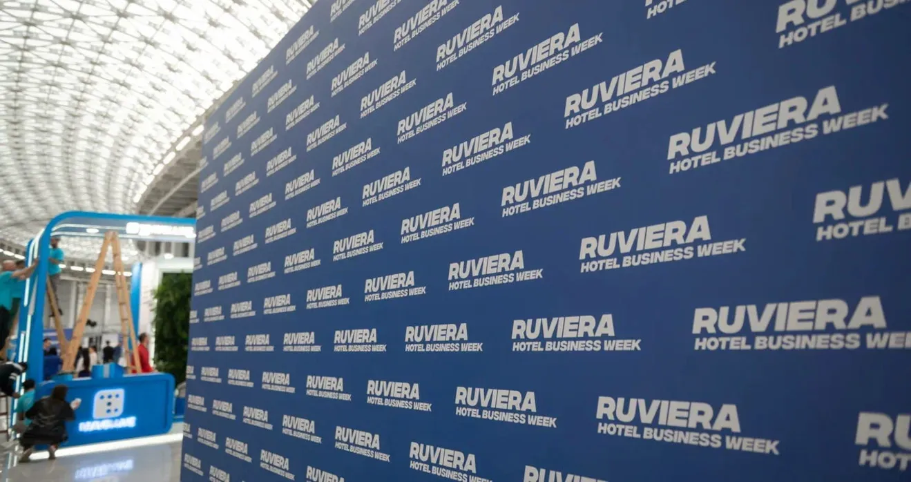 Монтаж конструкций на площадке RUVIERA Hotel Business Week 2025
