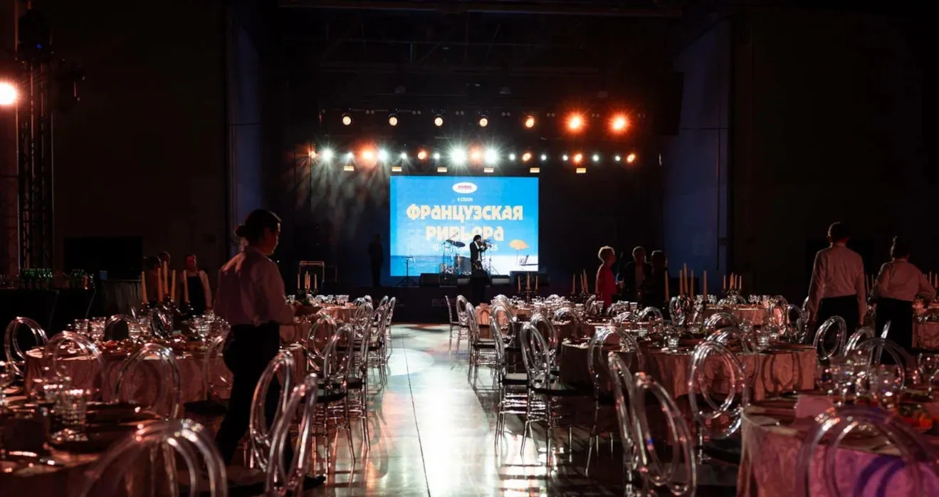 Подготовка банкетного зала для вечерней программы RUVIERA Hotel Business Week 2025