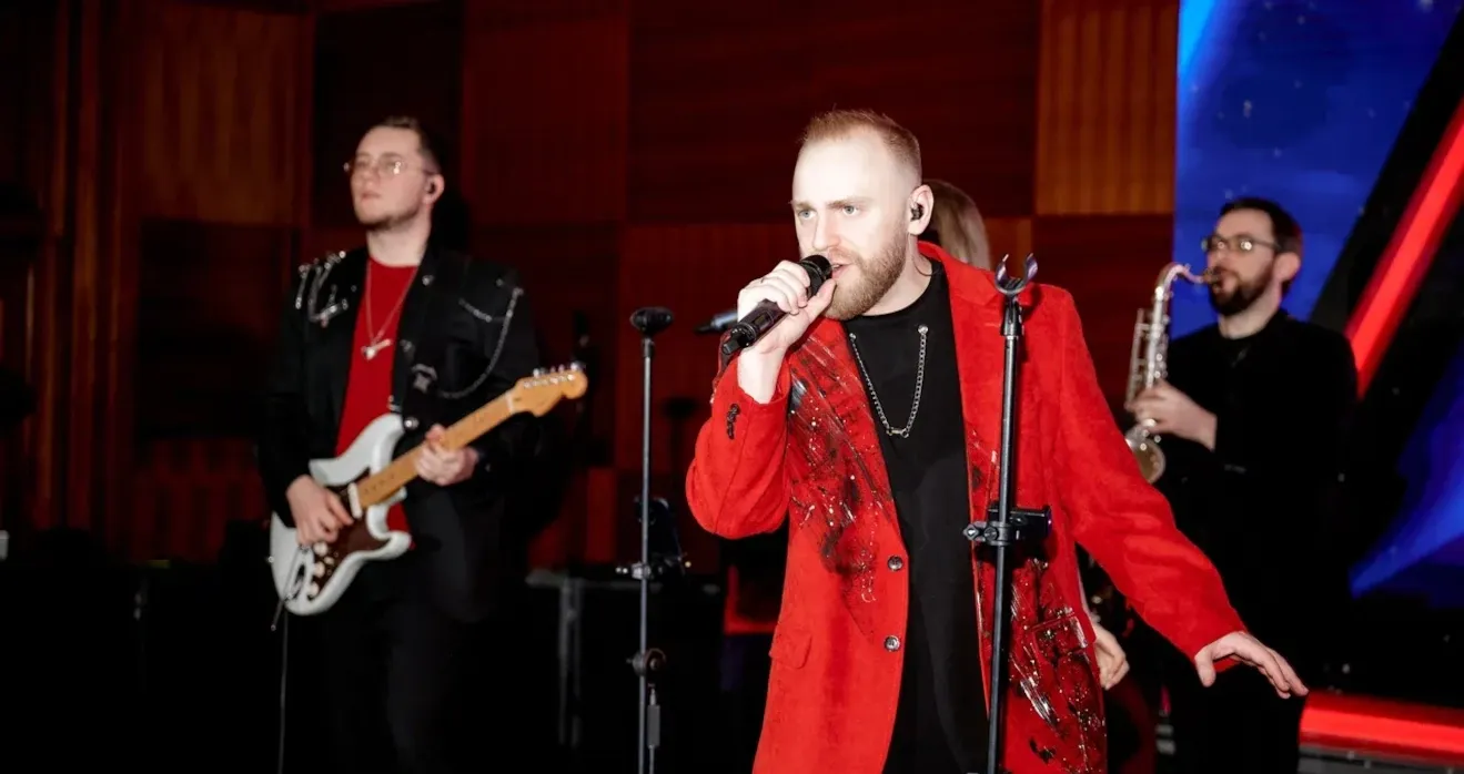 Солист кавер-группы Крюков Band на вечеринке Отельные истории (форум отельеров HBD 2025)