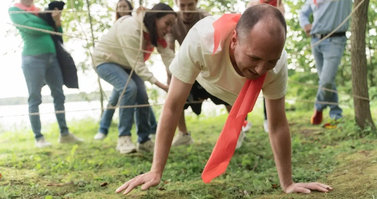 Командное прохождение этапов веревочного курса