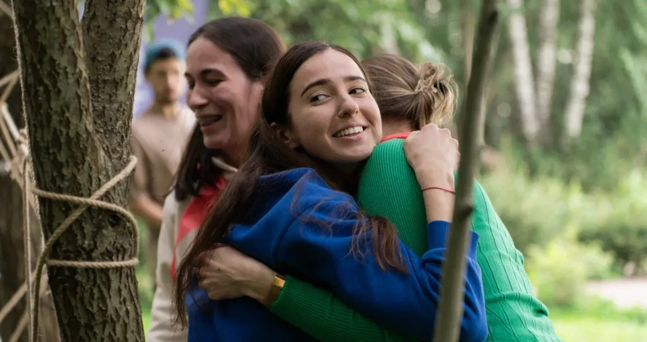 Участники веревочного тимбилдинга радуются победе